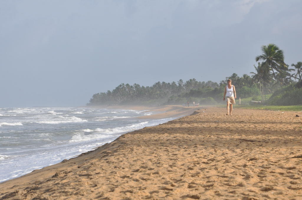 Laya Beach Hotel Wadduwa Exterior photo