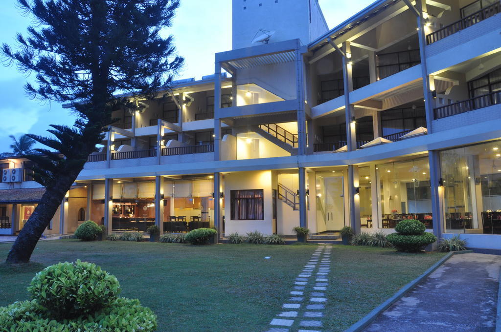 Laya Beach Hotel Wadduwa Exterior photo