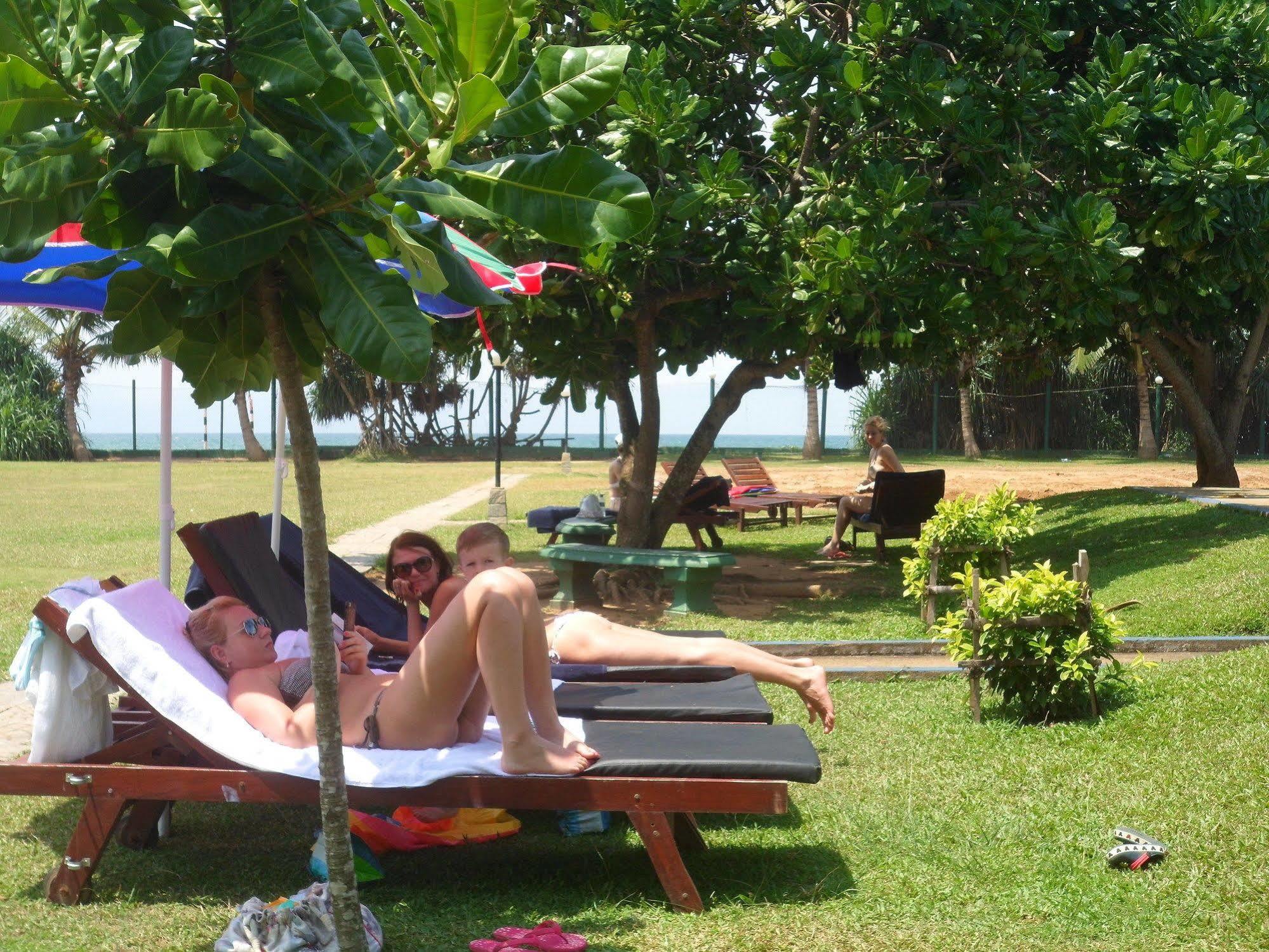 Laya Beach Hotel Wadduwa Exterior photo